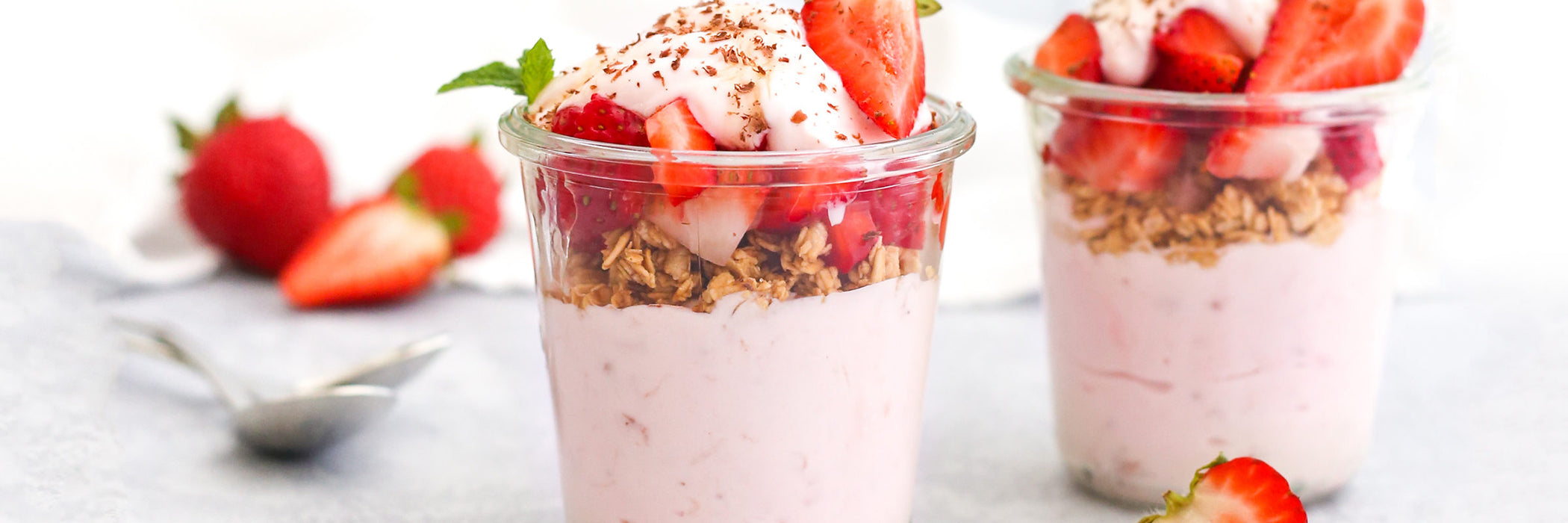 Strawberry Yogurt Parfait ( 7 PARFAITS )